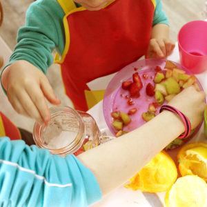 Niños preparando zumos de frutas